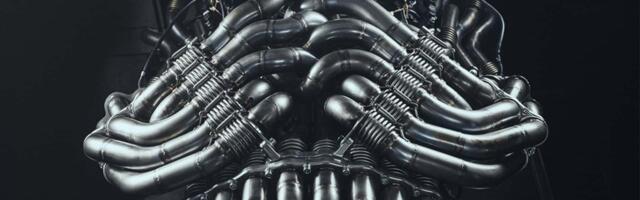 V12 kao umetničko delo. U potpisu: De Tomaso