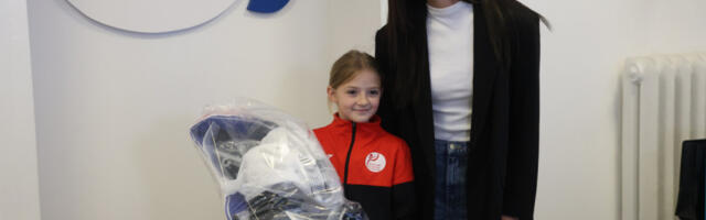 POKLON OD IDOLA: Natalija Ratković dobila je kompletnu opremu od Sportskog saveza Srbije, koju joj je uručila Tijana Bogdanović