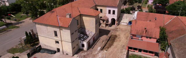 DRŽAVA SRBIJA U OVU ŠKOLU ULAŽE 700 MILIONA: Potpuno se rekonstruiše osmoletka u Gajdobri stara 120 godina! Ministar Glišić: Izgledaće velelepno (FOTO)