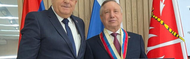 Додик уручио орден  заставе Српске са златним венцем гувернеру Беглову