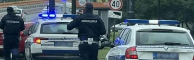 SUDAR PUTNIČKOG VOZILA I AUTOBUSA. Vozač preminuo od povreda u bolnici saputnica teško povređena