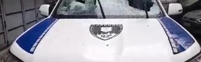 Kako su huligani unakazili policijski auto (VIDEO)