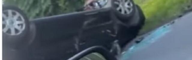 Udes na Košutnjaku, auto završio na krovu (VIDEO)