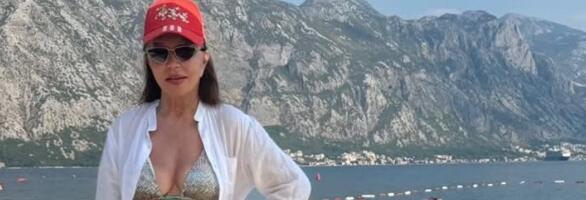 (FOTO) NEDA UKRADEN (74) U SREBRNOM BIKINIJU: Pevačica u osmoj deceniji grmi na plaži, a sve zahvaljujući ovom magičnom napitku