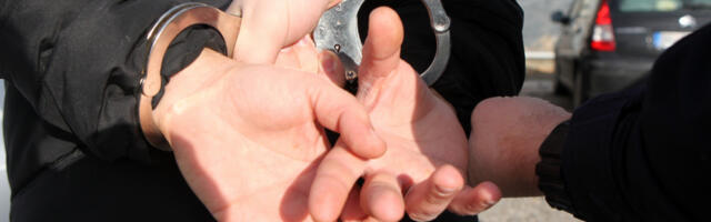 VOZIO SE U &quot;MERCEDESU&quot;, PA UHAPŠEN Tokom rutinske kontrole pregledali mu torbicu, pa mu odmah stavili lisice na ruke