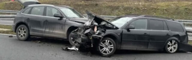 "AUDI" POTPUNO SMRSKAN U UDESU DVA VOZILA, TROJE POVREĐENIH U JEZIVOM SUDARU Karambol na Milošu Velikom