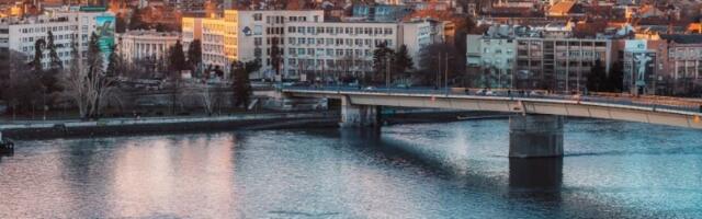 HEROJSKI ČIN PROFESORA Video da se devojka davi, pa skočio u hladan Dunav da je spasi