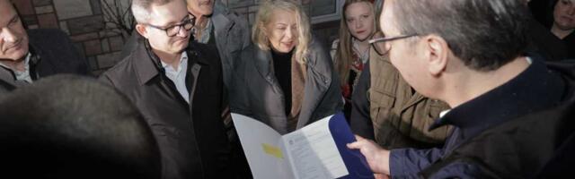 PREDSEDNIK VUČIĆ POSETIO PORODICU KUMBRIJANOVIĆ: Odmah ćemo da uradimo pet kilometara puteva, kako bismo olakšali život meštanima ovog kraja (FOTO)