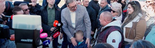 Porodice sa mališanima dočekale Vučića sa oduševljenjem - Predsednik iz Crvenke poručio: "Sve što radimo, radimo zbog budućnosti naše dece" (FOTO)