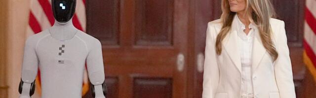 Robot uz prvu damu: Melanija se pojavila sa "zamenom za ljude" - zapalili mreže (FOTO/VIDEO)