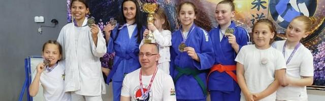 Mali džudisti doneli u Leskovac 17 medalja i pehar