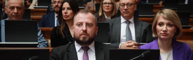 LETI PERJE U SKUPŠTINI! Mirković odbrusio opoziciji: ''Vreme vam je isteklo, dolazi dan kad će vas u tim klupama ZAMENITI BLOKADERI koje ste pljuvali'!