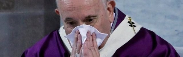 NJEGA BOG ČUVA? Papa odbija da se pridržava mera, i dalje se sa svima rukuje