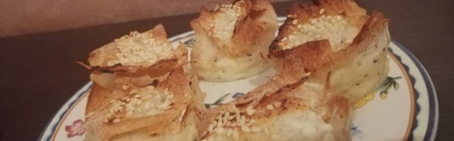 Brz i sočan doručak: Pitice sa sirom i paradajzom (RECEPT)