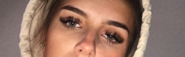 ŠTA TI JE TO U KAPULJAČI? Poslala FOTKU prijateljici, a kad joj je stigao odgovor - PRESEKLA SE! Na selfiju je bio još neko! (FOTO)