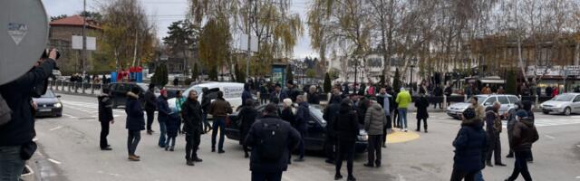 Desetak građana Novog Pazara blokiralo centar grada (Foto)