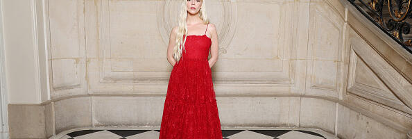 Grunge estetika vladaće na proleće 2024: Anya Taylor Joy u cherry red haljini