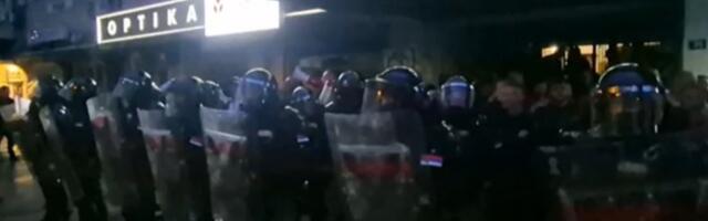 Žandarmerija između dve vatre: Protest ispred SNS prostorija u NS ne prestaje! (VIDEO)