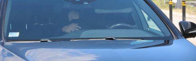 Uhvaćena: Pevačica nasred aerodroma razmenjivala strasti u skupom automobilu