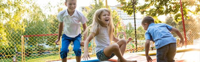 TRAGIČNA SMRT DEVOJČICE NA TRAMBOLINI! Devojčica skakala sa svojim vršnjacima - desila se katastrofa i ostala je na mestu mrtva!