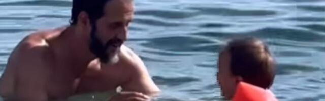 Svaki mišić se ocrtao: Glumac snimljen dok je učio sina da pliva