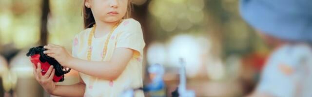 Zašto je vreme da prestanemo da učimo decu da ugađaju svima: “Ne moraš da deliš”