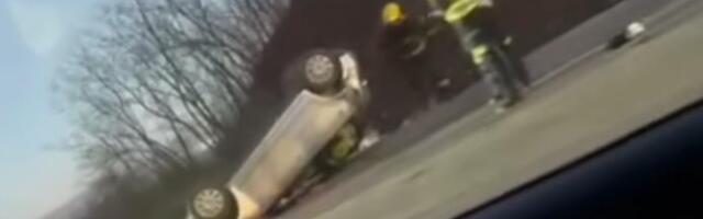 TEŠKA NESREĆA KOD BORA: Dva vozila u jarku, treće na krovu (video)