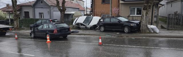 Stravičan udes u Bresnici: Poginuo muškarac, dve osobe povređene (FOTO)