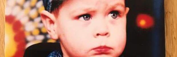 "Ubili su me! Tata me privio na grudi, a onda - mrak"! Marko (2) je najmlađa žrtva NATO bombardovanja: Ocu bomba raznela ruku, drugom čvrsto držao mrtvog sina