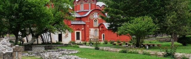 "Ne deluje kao izolovan incident": NVO upozoravaju na neprimereno ponašanje tokom posete Pećkoj patrijaršiji