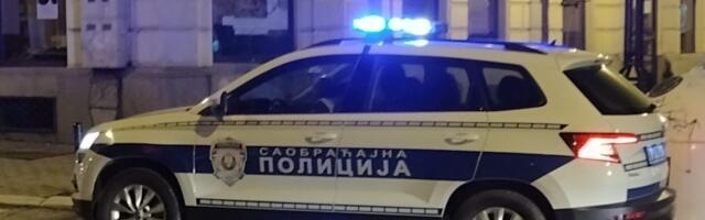 Potpuno goloruk „savladao” semafor: Mladić u Topoli oštetio opštinu za 150.000 dinara