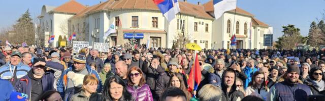 Mediji: U Šapcu saslušano troje studenata zbog sumnje da su lane bacali jaja na opštinu Bogatić