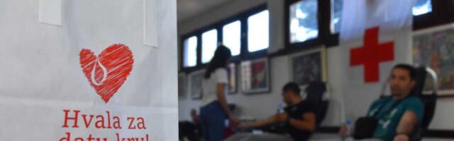 BRINU O BEZBEDNOSTI, ALI I O ŽIVOTIMA: Pripadnici kikindske policije učestvovali u akciji davanja krvi (FOTO)