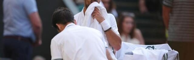 Šok povreda Đokovića na Vimbldonu! Novak se uhvatio za nogu, napravio bolnu grimasu, pa tražio pomoć doktora /VIDEO/