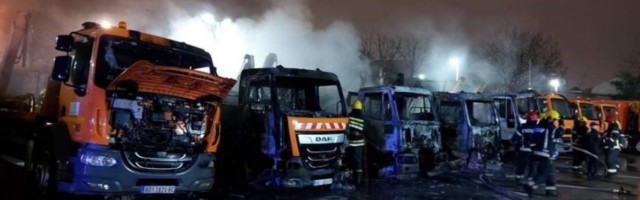 PRVE FOTOGRAFIJE S LICA MESTA: Veliki požar izbio u pogonu "Gradske čistoće",  od vozila nije ostalo ništa (FOTO/VIDEO)