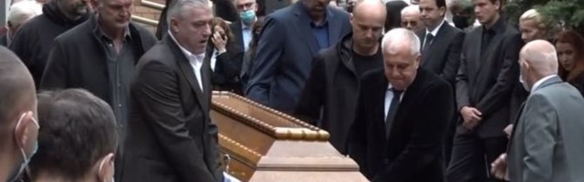 Potresne slike sa Dudine sahrane: Velikani plaču, Žoc, Divac, Rađa, Danilović, Paspalj nose kovčeg