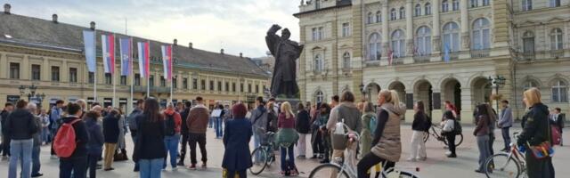 U znak počasti za 16 žrtava nesreće u Novom Sadu 16 minuta tišine