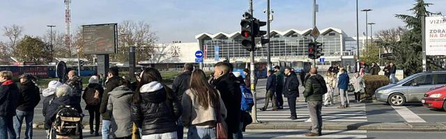 VIDEO: Sa 16 minuta tišine kod Železničke stanice u Novom Sadu obeleženo 13 meseci od pada nadstrešnice
