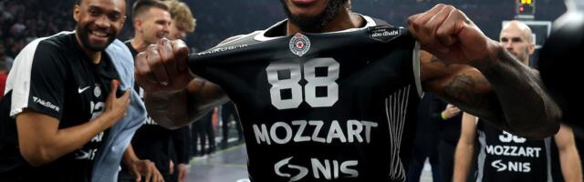 FOTKE SA DERBIJA O KOJIMA BRUJI PLANETA! Partizanovi igrači kao u transu, a Arena - GORI! (FOTO)