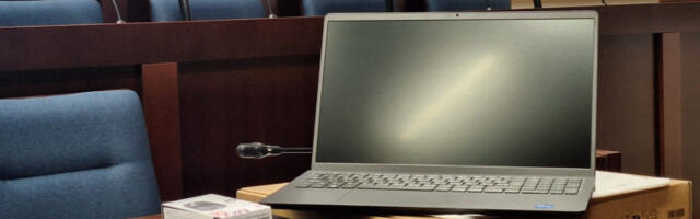 Чачак: најбољим ђацима ромске националности додељени лаптопови