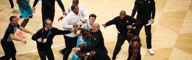 Brutalna tuča u NBA: Sevale pesnice u Šarlotu, četvorica igrača isključena /VIDEO/