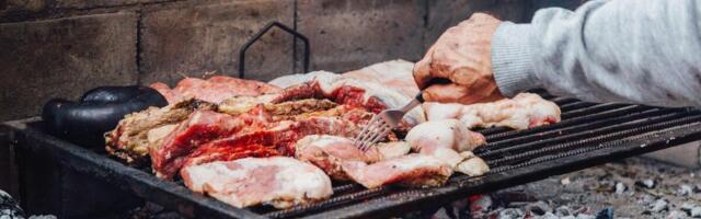 Ovo je definitivno najlošiji izbor s roštilja: Srbi tamane ovo maso, a nisu svesni šta jedu, stručnjaci upozoravaju