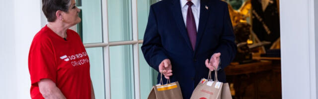 ​Трамп у циљу промовисања политике без пореза на бакшиш дао напојницу 100 долара