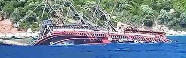 Drama u jednom od omiljenih letovališta Srba: Potonuo turistički brod, ljudi skakali u more da se spasu
