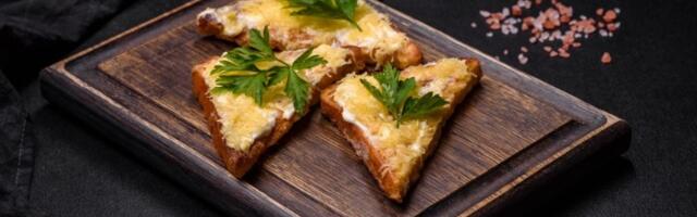 Doručak koji osvaja na prvi zalogaj: Zapečeni tost sa sirom, jajima i povrćem