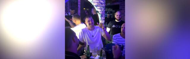 Nikola Jokić se veselio u kafani: Džoker zagrlio pevača i veselio se uz domaće hitove!