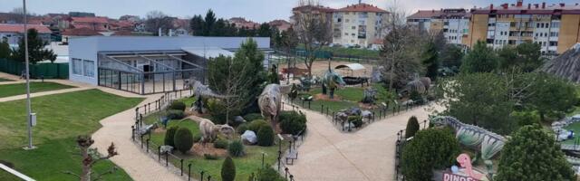 OVO MESTO JE HIT LETA U SRBIJI! Redovi se ne smanjuju, posetioce čekaju džinovski dinosaurusi, vulkan u koji može da se uđe i "putovanje kroz vreme" (FOTO)
