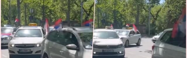 "PONOSAN SAM ŠTO SAM SRBIN" Nesvakidašnji prizor na Voždovcu, beogradski taksisti u koloni razvili srpske trobojke (VIDEO)