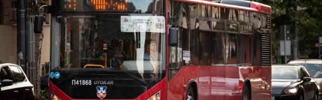 Vozač autobusa isprskao 3 muškarca biber sprejom, a onda jednog tukao metalnom štanglom