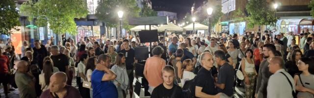 Ne damo obrazovanje  - Kragujevčani podržali profesore na Trgu kod Krsta (FOTO)